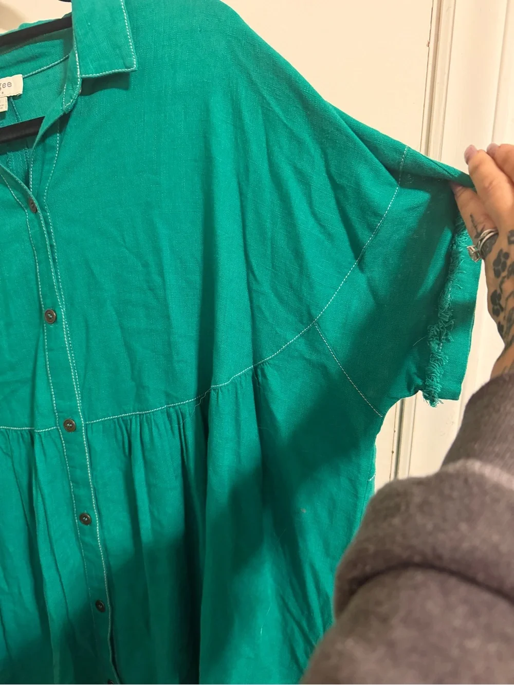 Umgee Green Button-Front Short Sleeve Top with Raw Hem Size Small BNWOT